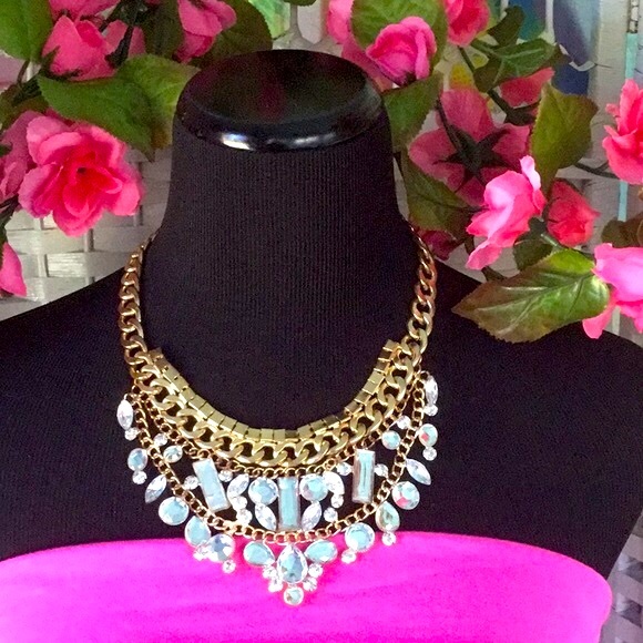 💖💎 Clear Rhinestone & Gold colored Bib Statement Necklace  🌸GUC🌸  💎💖 - Picture 14 of 16